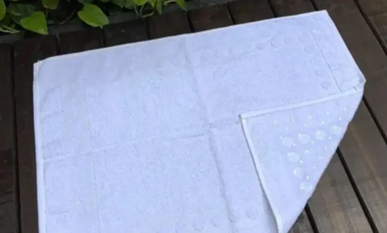 Como desencardir toalha de piso branca