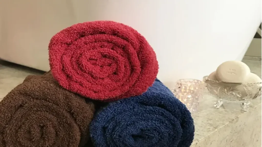 Como organizar toalhas no quarto de maneira ideal