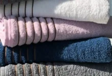 Como tirar manchas de toalhas de banho coloridas