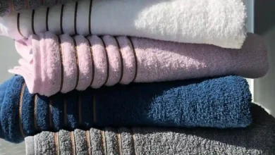 Como tirar manchas de toalhas de banho coloridas