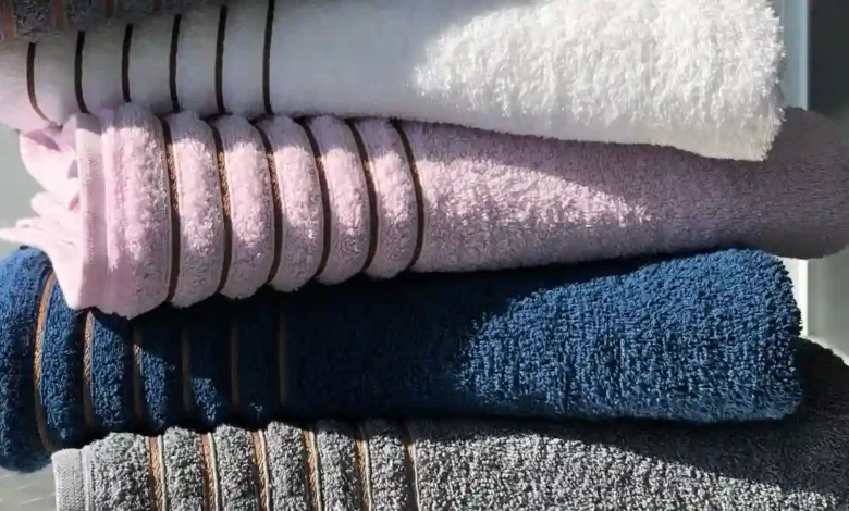 Como tirar manchas de toalhas de banho coloridas