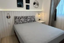 Por que o lençol do lado do homem fica amarelo