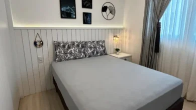 Por que o lençol do lado do homem fica amarelo