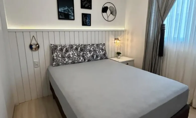 Por que o lençol do lado do homem fica amarelo