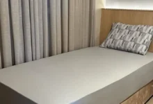 Por que o lençol fica amarelado