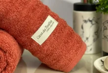 Como tirar mancha de maquiagem de toalha