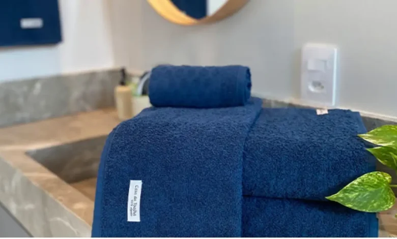 Como dobrar toalhas de banho e rosto juntas