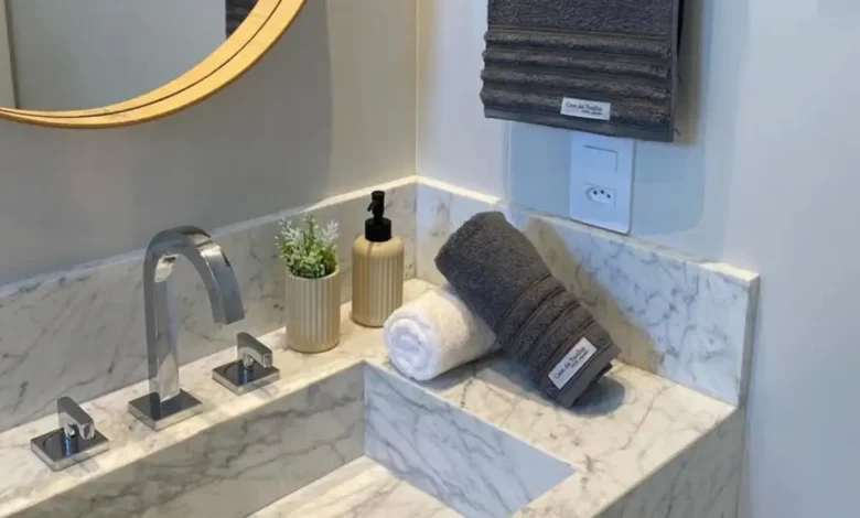 Onde colocar a toalha de mão no banheiro