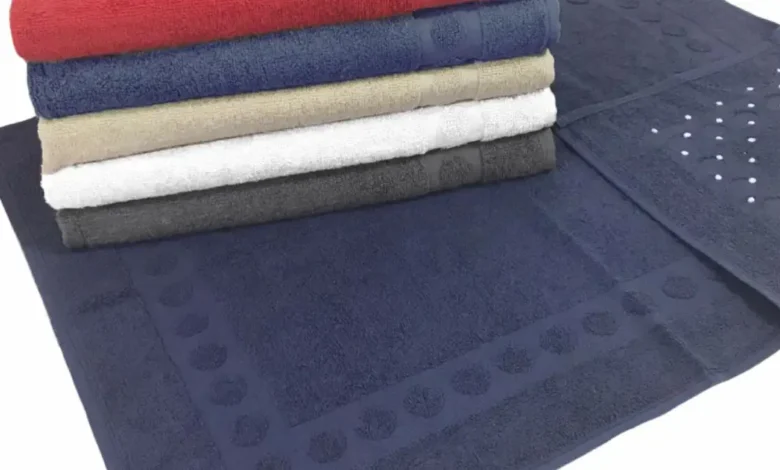 Qual a diferença entre toalha de piso e tapete de banheiro