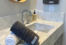 Dormir com toalha úmida no rosto