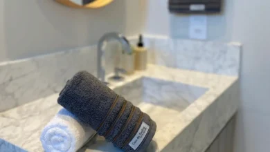 Dormir com toalha úmida no rosto