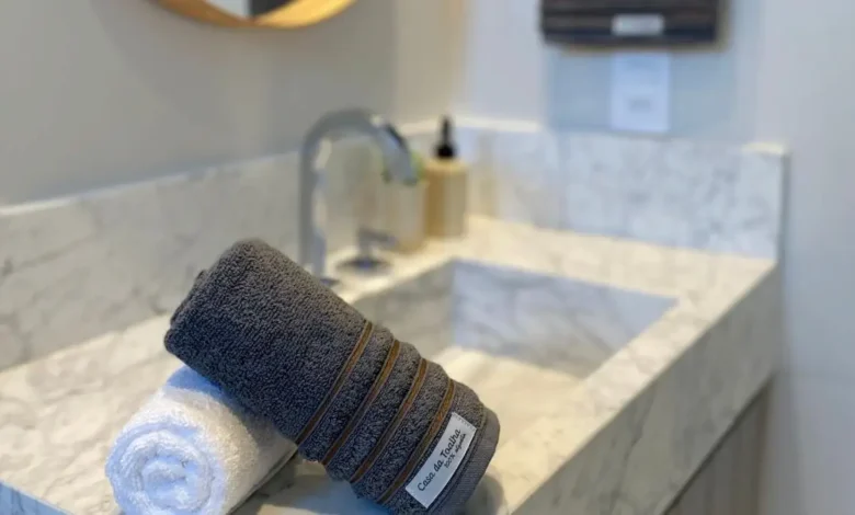 Dormir com toalha úmida no rosto