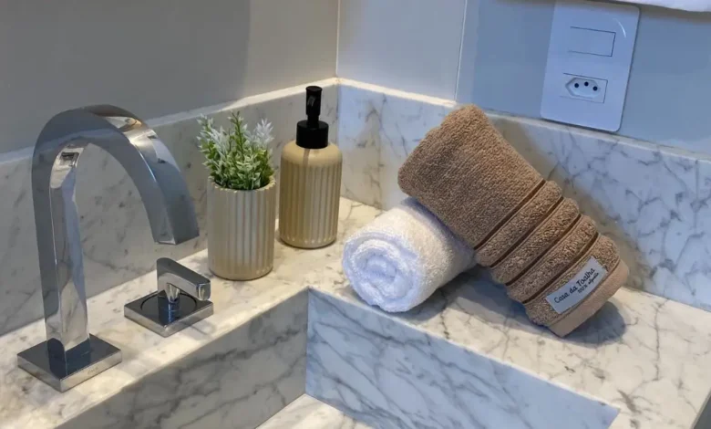 Toalha molhada pode ir direto para o cesto de roupa suja