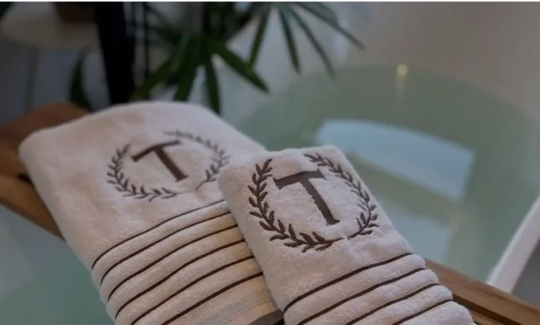 Toalha personalizada com inicial bordada