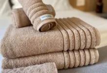 Como escolher uma toalha de banho grande sem comprar uma peça pesada demais